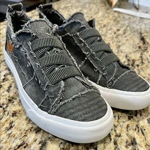 Like New Women’s Size 8 Blowfish Slip On Shoes